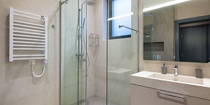 Wybór brodzika: aspekty techniczne, dopasowanie do przestrzeni i stylu łazienki